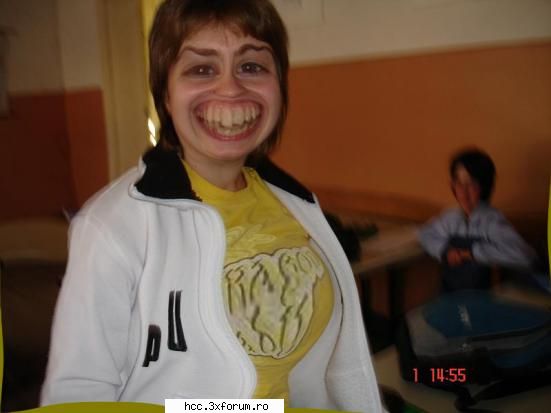 aici e colega noastra laura...ea nu stie de poza clasa x b